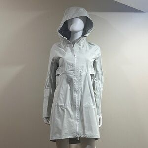 Lululemon Size 4 Women's Hooded Water Resistant Lightweight Jacket in Light Gray